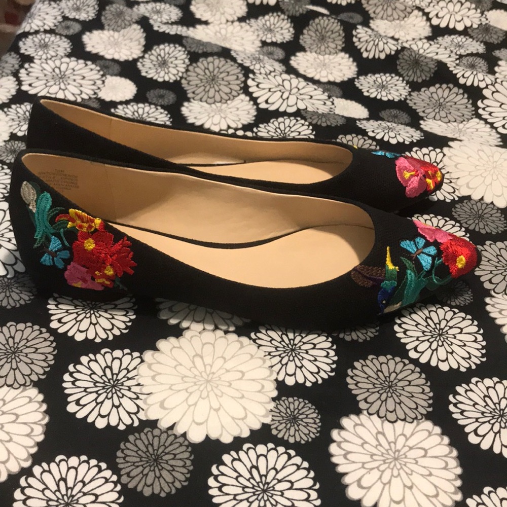 🌸 Beautiful embroidered flats 🌸